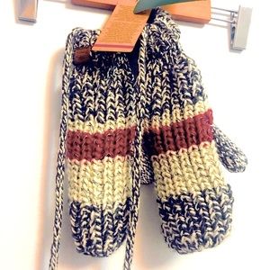 *FINAL PRICE* NWT Roots Chunky Cabin String Mittens